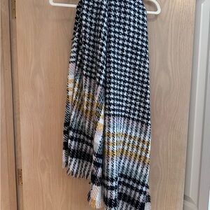 Stylish Black and White Houndstooth Scarf